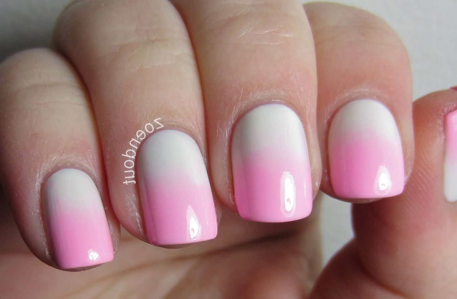 Бело-розовый омбре на средние ногти.