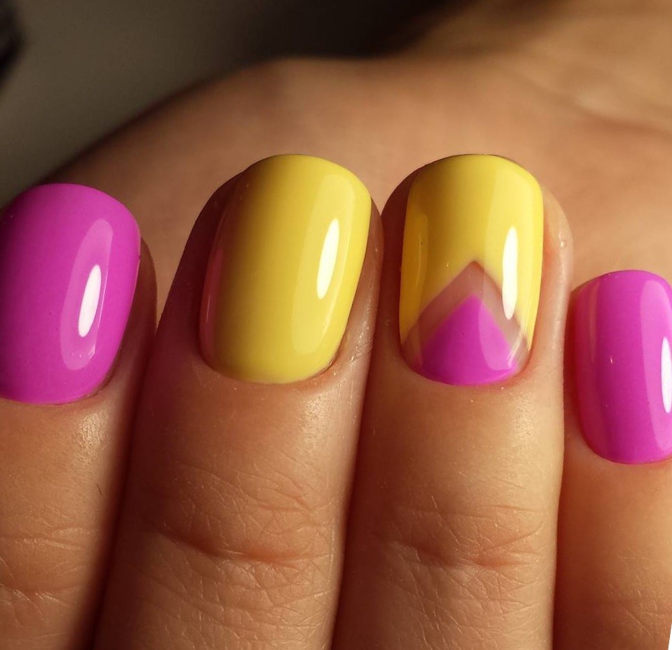 Цветной маникюр короткие ногти. Маникюр жёлтый с розовым. Желто розовые ногти. Яркие короткие ногти. Яркий маникюр на короткие ногти.